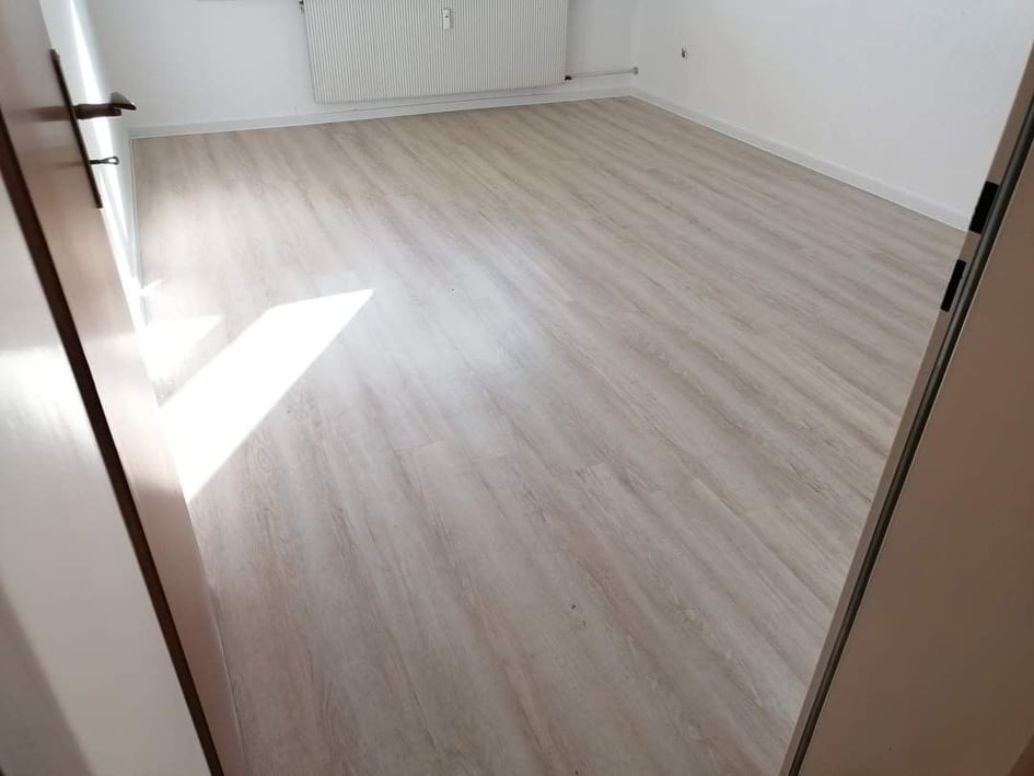 Otvorena vrata od sobe sa laminatom