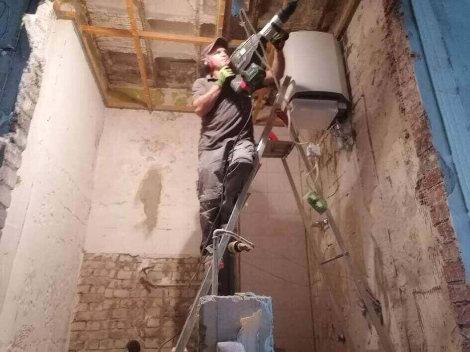 Majstor sa bušilicom na merdevinama