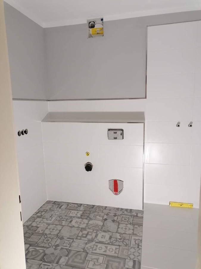 Električni priključci u izgletovanoj sobi